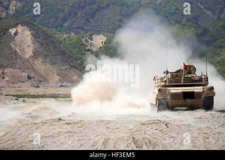 Marines with Company A, 4th Tank Battalion, 4th Marine Division, Marine Forces Reserve fire the main gun of their M1A1 Abrams tank April 25 at Suseong-ri Firing Range. The live-fire was conducted as part of Korean Marine Exchange Program 13-7, which is one of three KMEPs taking place during the exercise Ssang Yong 13. Ssang Yong, which means 'twin dragons,' is an annual exercise designed to enhance the interoperability of both ROK and U.S. forces. (Marine Corps photo by Lance Cpl. Donald T. Peterson/Released) ROK, US Marines conduct bilateral tank shoot 130425-M-GE767-001 Stock Photo