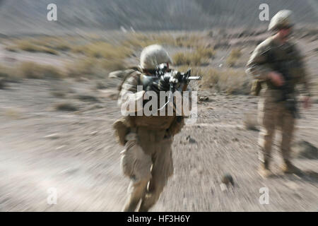 ARTA BEACH, Djibouti (July 22, 2015) A U.S. Marine with Battalion Landing Team 3rd Battalion, 1st Marine Regiment, 15th Marine Expeditionary Unit, runs to his firing position during a squad-attack exercise.  The Marines of BLT 3/1 executed a series of attack and maneuver drills consisting of, machine gun, squad and night attacks.  Elements of the 15th Marine Expeditionary Unit are ashore in Djibouti for sustainment training to maintain and enhance the skills they developed during their pre-deployment training period.  The 15th MEU is currently deployed in support of maritime security operation Stock Photo