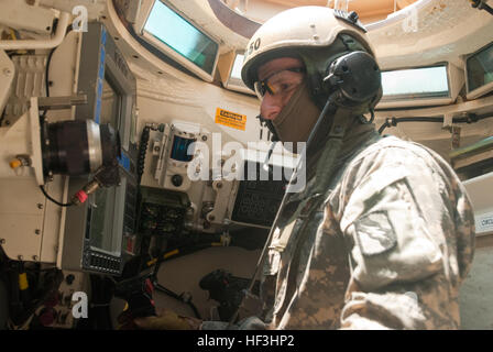 First Lt. Alex Pendergrast, of Southaven, Miss., assigned to Company D, 2nd Battalion, 198th Armored Regiment, Mississippi Army National Guard, prepares an M1A2 Abrams tank for a mission during an Exportable Combat Training Capability exercise at Camp Shelby Joint Forces Training Center, near Hattiesburg, Miss., on July 30, 2015. Approximately 4,600 Soldiers from Mississippi Army National Guard, active, and Reserve components are participating in the event. The training exercise features M1A2 Abrams tank and M2A3 Bradley Fighting Vehicle platoon firing, fixed and rotary wing air support, combi Stock Photo