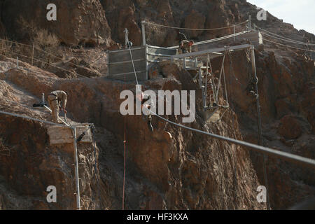 ARTA BEACH, Djibouti (Sept. 28, 2015) U.S. Marines with the 15th Marine Expeditionary Unit navigate through high obstacles alongside soldiers from the French 5th Overseas Combined Arms Regiment (RIAOM) during a desert survival course. Elements of the 15th MEU are training with the 5th RIAOM in Djibouti in order to improve interoperability between the MEU and the French military. (U.S. Marine Corps photo by Sgt. Steve H. Lopez/Released) Walking the tightrope, U.S. Marines, French balance on obstacles 150928-M-TJ275-409 Stock Photo