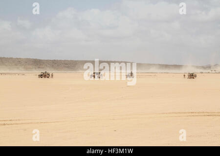 ARTA BEACH, Djibouti (Oct. 1, 2015) U.S. Marines with the 15th Marine Expeditionary Unit provide security alongside soldiers with the French 5th Overseas Combined Arms Regiment (RIAOM) during a desert survival and tactics course. Elements of the 15th MEU are training with the 5th RIAOM in Djibouti in order to improve interoperability between the MEU and the French military. (U.S. Marine Corps photo by Sgt. Steve H. Lopez/Released) U.S. Marines, French set up to train in Djibouti 151001-M-TJ275-016 Stock Photo