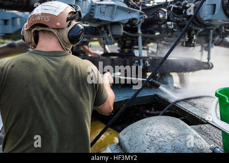 Cpl. Mike Montgomery, a helicopter power plant mechanic with the Special Purpose Marine Air-Ground Task Force-Southern Command and a Walnut, Miss., native, power-washes dirt and grease from the outside of a CH-53E Super Stallion during the thorough cleaning process, known as desnailing, to prepare the aircraft for redeployment at Soto Cano Air Base, Honduras, Oct. 27, 2015. SPMAGTF-SC is a temporary deployment of Marines and sailors throughout Honduras, El Salvador, Guatemala, and Belize with a focus on building and maintaining partnership capacity with each country through shared values, chal Stock Photo