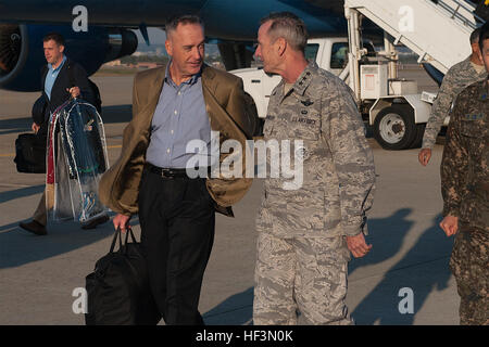 Marine Corps Gen. Joseph F. Dunford Jr., the 19th Chairman of the Joint Chiefs of Staff, speaks with Lt. Gen. Terrence O'Shaughnessy, 7th Air Force and Air Component Command U.S. Forces Korea/U.S. Combined Forces commander after landing at Osan Air Base, Oct. 31, 2015. (DoD photo by Navy Petty Officer 2nd Class Dominique A. Pineiro) Chairman of the Joint Chiefs lands in Korea 151031-D-PB383-227 Stock Photo