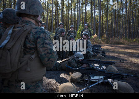 U.S. Marine Corps Sgt. Jonathon D. Manuel, a Combat Instructor with Weapons Instructor Group, Infantry Training Battalion (ITB), School of Infantry-East, gives entry-level Marines with Alpha Company, ITB, a safety brief by demonstrating the use of the M240B Medium Machinegun before conducting a live fire range on Range SR-8, Camp Lejeune, NC, Dec. 16, 2015. Marines with Alpha Company conducted a live fire range as part of their  Machine Gunner qualification. (U.S. Marine Corps photo by SOI-East Combat Camera, Cpl. Andrew Kuppers/ Released) School of Infantry-East Marines conduct Machinegun Qua Stock Photo