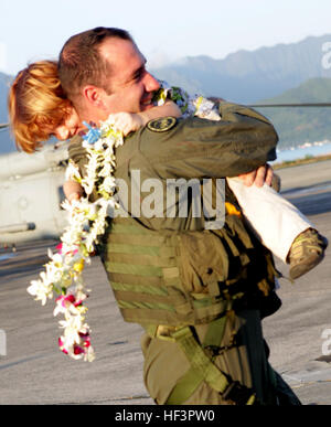091215-M-9234F-001 HONOLULU (Dec. 15, 2009) Lt. Brian Roberts, assigned to Helicopter Anti-Submarine Squadron Light (HSL) 37, embraces his son during his return to Marine Corps Air Station Kaneohe Bay, Hawaii. Roberts returned from a five-month sea duty assignment aboard the guided-missile frigate USS Crommelin (FFG-37). (U.S. Marine Corps photo by Lance Cpl. Alfredo V. Ferrer/Released) US Navy 091215-M-9234F-001 Lt. Brian Roberts embraces his son during his return to Marine Corps Air Station Kaneohe Bay, Hawaii Stock Photo