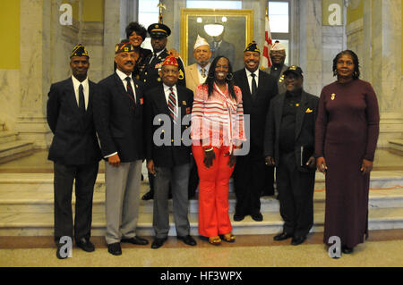 Veterans and friends pose with Antoinette Scott (center), a former DC National Guardsman that deployed with the 547th Transportation Company in 2003-2004, who is the first female Purple Heart recipient from the DC National Guard, John A. Wilson Building in downtown Washington, DC, March 30, 2016. Scott was honored during Women's History Month and for her contributions and sacrifice to her country. (U.S. Army National Guard photo by Staff Sgt. Aimee Fujikawa/Released) Mayor's Office recognizes DC National Guard's first female Purple Heart recipient 150330-Z-GV051-002 Stock Photo