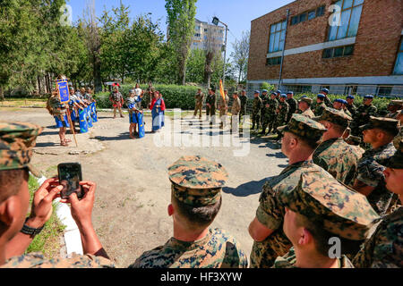 U.S. Marines with Black Sea Rotational Force listen as a local woman roleplaying a Roman explains the body armor and weaponry their ancestors used when fighting in the Roman-Dacian Wars during the celebration of Land Forces Day, Constanta, Romania, April 22, 2016. Romanian's celebrate their heritage of being of Roman and Dacian decent. The reenactment of these battles evokes the warrior sprit of their predecessors and teaches U.S. Service members their rich history. (U.S. Marine Corps photo by Cpl. Kelly L. Street, 2D MARDIV COMCAM/Released) BSRF, Land Forces Day 160422-M-OU200-389 Stock Photo