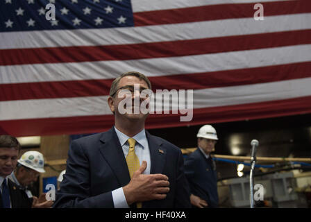 Secretary of Defense Ash Carter delivers remarks to the General Dynamics Electric Boat Facility workforce after touring the facility in New London, Conn., during a visit May 24, 2016 . (Photo by Senior Master Sgt. Adrian Cadiz)(Released) SD tours Electric Boat Facility 160524-D-DT527-212 Stock Photo