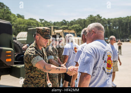 Marines shake hands at the conclusion of their presentation aboard Marine Corps Air Station Beaufort July 15. The presentation was put together as part of a tour for Desert Storm era Marine Wing Support Squadron 273 Marines. The Marines visited the air station as part of their 25-year reunion. MWSS-273 was redesignated as Marine Wing Support Detachment 31 during a ceremony this year. The Marines are with MWSD-31, Headquarters and Headquarters Squadron. Desert Storm era MWSS-273 Marines visit MCAS Beaufort 160715-M-RT059-159 Stock Photo