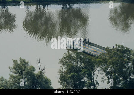 Soldiers with the 125th Multi-role Bridge Company, South Carolina Army National Guard, prep a bridge crossing on July 29th while conducting training during the Saber Guardian exercise that took place at the Romanian Land Forces Combat Training Center in Cincu, Romania. Saber Guardian is a multinational military exercise involving approximately 2,800 military personnel from ten nations including Armenia, Azerbaijan, Bulgaria, Canada, Georgia, Moldova, Poland, Romania, Ukraine and the U.S. (U.S. Army photo by Spc. Timothy Jackson, 115th Mobile Public Affairs Detachment, Oregon Army National Guar Stock Photo