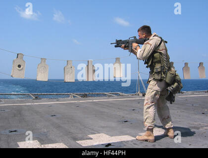 021125-M-3022S-004 Central Command Area of Responsibility (Nov. 25, 2002) -- Cpl. Jason Sakowski assigned to the Marine Liaison Element for the 24th Marine Expeditionary Unit (Special Operations Capable) conducts a live-fire training exercise on the flight deck, aboard the amphibious transport dock ship USS Austin (LPD-4).  24th MEU is deployed conducting missions in support of Operation Enduring Freedom. U.S. Marine Corps photo by Cpl. Jeff Sisto.  (RELEASED) US Navy 021125-M-3022S-004 Cpl. Jason Sakowski assigned to the Marine Liaison Element for the 24th Marine Expeditionary Unit (Special O Stock Photo