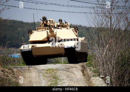 Marines with Company A, 4th Tank Battalion, 4th Marine Division, Marine Forces Reserve convoy from 1st Republic of Korea Marine Division Base to Suseong-ri Firing Range April 22. The convoy was conducted as part of Korean Marine Exchange Program 13-7, which is one of three KMEPs taking place during the exercise Ssang Yong 13. Ssang Yong, which means 'twin dragons,' is an annual exercise designed to enhance the interoperability of both ROK and U.S. forces. (Marine Corps photo by Lance Cpl. Donald T. Peterson/Released) ROK, US Marines conduct bilateral tank shoot 130422-M-GE767-002 Stock Photo