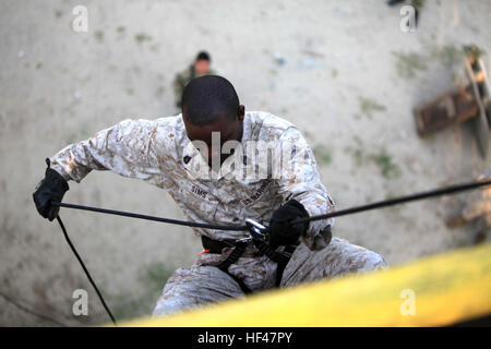Gunnery Sgt. Sims, a U.S. Marine from 4th Platoon, Company C, 3d Assault Amphibian Battalion, 1st Marine Division, prepares to rappel with Mexican Marines Stationed in Calima, Mexico. June 21. The Marines are attached to the Special Purpose Marine Air Ground Task Force 24 and are embarked on the USS New Orleans in support of operation Partnership of the Americas and Southern Exchange 2010, two separate U.S. Marine Corps Forces, South exercises being executed concurrently with partner nation forces from Argentina, Brazil, Canada, Colombia, Ecuador, Mexico, Paraguay, Peru and Uruguay. Partnershi Stock Photo