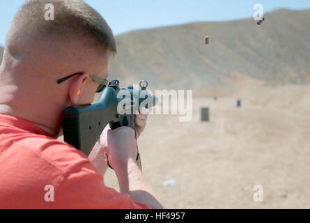 US Marine Corps (USMC) First Lieutenant (1LT) Brett Miner, Headquarters and Headquarters Squadron, fires a 9mm MP5 Heckler and Koch submachine gun, while attending a period foreign military small arms weapons course at Adair MCAS) Yuma, Arizona (AZ). Shooting MP5SD Stock Photo