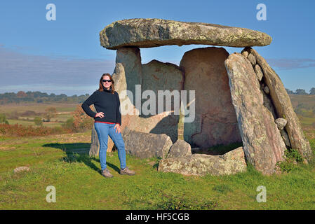 Portugal, Alentejo: Woman in front of the megalithic dolmen grave 'Anta de Sao Gens' in Nisa Stock Photo