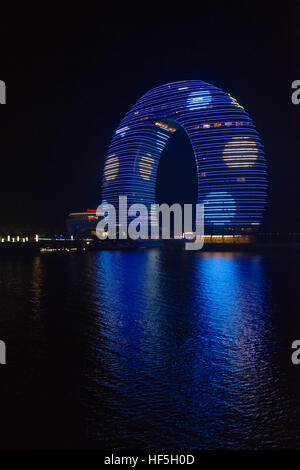 Night view of horseshoe shaped Sheraton Huzhou Hot Spring Resort on Lake Taihu, Huzhou, Jiangsu Province, China Stock Photo