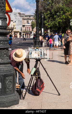 Minutero photographer setting up his camera in the Parque Central, La Havana, Cuba. Stock Photo