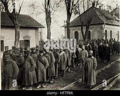 Serbische Kriegsgefangene am Bahnhof; Serbien, Ungarn; Fotograf: Kriegsmappierung 4. Ruma. 4815296) Stock Photo