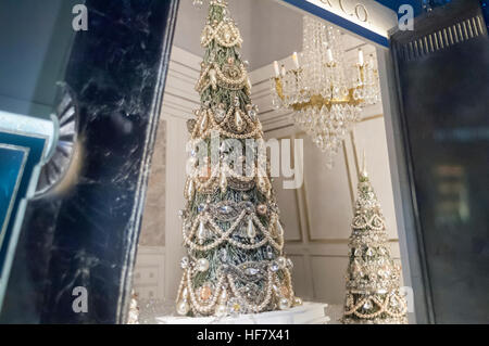 A display of diamond jewelry in the window of Tiffany & Co. in New York on Monday, December 19, 2016. According to De Beers global sales of diamonds are down and diamond merchants are blaming India's ban on 500 and 1000 rupee notes. (© Richard B. Levine) Stock Photo