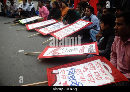 Dhaka, Bangladesh. 27th Dec, 2016. Bangladesh Ganatantrik Bam Morch (Democratic Left Alliance) calls a protest in front of the national press Club, demanded raising the minimum wages for employees of the readymade garment sector to Tk 16,000 (202 USD) a month and release of all workers who have been arrested during recent the demonstrations in Ashulia garments hub. © Md. Mehedi Hasan/Pacific Press/Alamy Live News Stock Photo