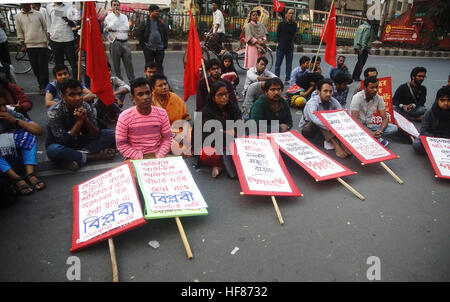 Dhaka, Bangladesh. 27th Dec, 2016. Bangladesh Ganatantrik Bam Morch (Democratic Left Alliance) calls a protest in front of the national press Club, demanded raising the minimum wages for employees of the readymade garment sector to Tk 16,000 (202 USD) a month and release of all workers who have been arrested during recent the demonstrations in Ashulia garments hub. © Md. Mehedi Hasan/Pacific Press/Alamy Live News Stock Photo