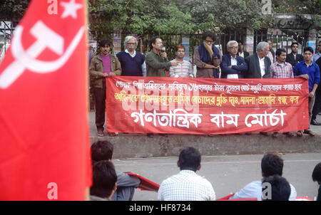 Dhaka, Bangladesh. 27th Dec, 2016. Bangladesh Ganatantrik Bam Morch (Democratic Left Alliance) calls a protest in front of the national press Club, demanded raising the minimum wages for employees of the readymade garment sector to Tk 16,000 (202 USD) a month and release of all workers who have been arrested during recent the demonstrations in Ashulia garments hub. © Md. Mehedi Hasan/Pacific Press/Alamy Live News Stock Photo