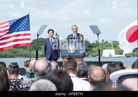 Pearl Harbour, Hawaii. 27th Dec, 2016. U.S President Barack Obama and Japanese Prime Minister Shinzo Abe deliver remarks at Kilo Pier, Joint Base Pearl Harbor-Hickam December 27, 2016 in Pearl Harbor, Hawaii. Abe is the first Japanese leader to publicly view the site of the Pearl Harbor Attack. Credit: Planetpix/Alamy Live News Stock Photo