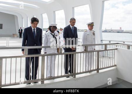 Pearl Harbour, Hawaii. 27th Dec, 2016. U.S President Barack Obama and Japanese Prime Minister Shinzo Abe join Yeoman 2nd Class Michelle Wrabley and U.S. Pacific Command Commander, Adm. Harry Harris at the USS Arizona Memorial December 27, 2016 in Pearl Harbor, Hawaii. Abe is the first Japanese leader to publicly view the site of the Pearl Harbor Attack. Credit: Planetpix/Alamy Live News Stock Photo