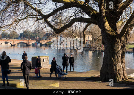 Stratford-upon-Avon, Warwickshire, UK. 28th December 2016. After a frosty and foggy start to the day, winter sun shines over the River Avon at Stratford-upon-Avon. Credit: Colin Underhill/Alamy Live News Stock Photo