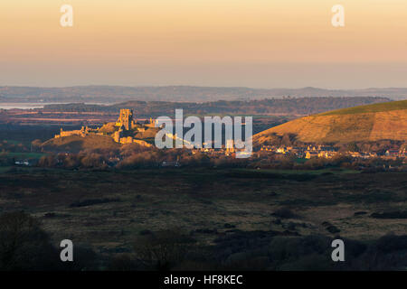 Corfe Castle, Dorset, UK.  29th December 2016.  UK Weather.  The last rays of sunshine illuminate the ruins of Corfe Castle in Dorset as the landscape around it falls in to shadow at sunset at the end of a clear sunny day. Picture: Graham Hunt/Alamy Live News Stock Photo