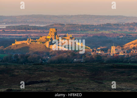 Corfe Castle, Dorset, UK.  29th December 2016.  UK Weather.  The last rays of sunshine illuminate the ruins of Corfe Castle in Dorset as the landscape around it falls in to shadow at sunset at the end of a clear sunny day. Picture: Graham Hunt/Alamy Live News Stock Photo