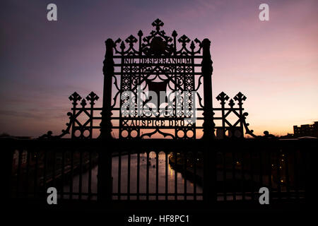 Sunderland, UK. 30th Dec, 2016. Daybreak over the River Wear and city crest of Sunderland, England. The coat of arms bears the Latin motto 'nil desperandum, auspice deo' meaning 'do not despair, trust in God'. © Stuart Forster/Alamy Live News Stock Photo