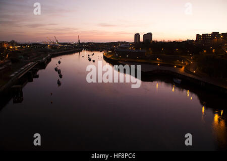 Sunderland, UK. 30th Dec, 2016. Daybreak over the River Wear in Sunderland, England. The Wear opens out onto the North Sea. © Stuart Forster/Alamy Live News Stock Photo