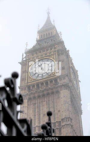 UK Weather. Westminster, London, UK. 30th Dec, 2016. Dense fog in Westminster. Tourist on Westminster Bridge on a foggy morning with low visibility. Big Ben, Houses of Parliament, London Eye and other London iconic buildings hardly visible. Credit: Dinendra Haria/Alamy Live News. Stock Photo