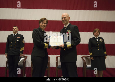 151204-N-SV378-038 NAVY INFORMATION DOMINANCE FORCES, Suffolk, Va. (Dec. 4, 2015) - Capt. Kelly Aeschbach, chief of staff, Navy Information Dominance Forces, presents Capt. Michael “Barry” Tanner with the Legion of Merit for his exceptionally meritorious service from December 2013 to November 2015 as Commander, Navy Reserve Navy Information Dominance Forces Operations. The award was received during the NR NAVIDFOR Ops change of command ceremony held in the Navy Global Network Operations and Security Center, Dec. 4. U.S. Navy photo by Michael J. Morris (Released) Change of command 151204-N-SV37 Stock Photo