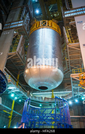 Liquid oxygen tank confidence weld complete on VAC Liquid oxygen tank confidence weld complete on VAC 25961418291 o Stock Photo