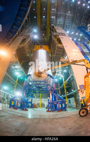 Liquid oxygen tank confidence weld complete on VAC Liquid oxygen tank confidence weld complete on VAC 26001857706 o Stock Photo