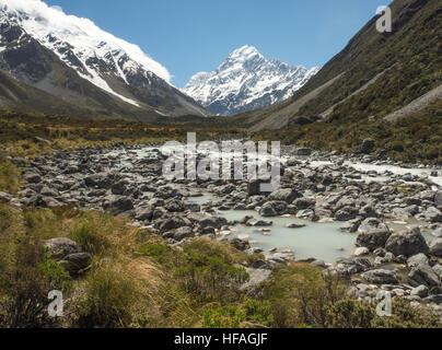 Mount Cook (3754m) from the Hooker Valley and glacier fed river Stock Photo