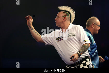 Peter Wright and Ian White during day twelve of the William Hill World Darts Championship at Alexandra Palace, London. PRESS ASSOCIATION Photo. Picture date: Thursday December 29, 2016. See PA story DARTS World. Photo credit should read: Steven Paston/PA Wire. Stock Photo