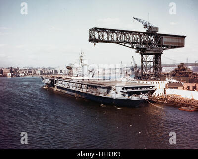 USS Franklin D. Roosevelt (CVB-42) overhead view in 1946 Stock Photo ...