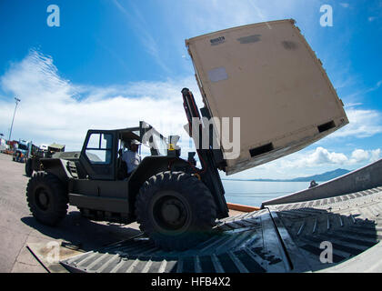 USNS Spearhead (JHSV 1) crew offload equipment and vehicles during ...
