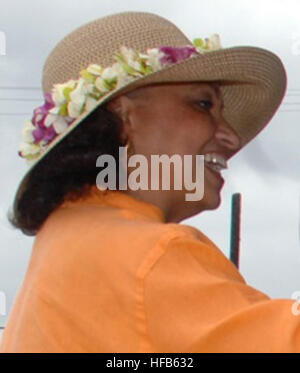 Daphne Maxwell Reid, who was an actress on ?The Fresh Prince of BelAir,? talks with U.S. Sailors assigned to Seaborne Powered Targets division June 26, 2009 at the Pacific Missile Range Facility at Barking Sands, Hawaii, during a Hollywood Handshake Military Appreciation Tour. (U.S. Navy photo by Mass Communication Specialist 2nd Class Jay C. Pugh/Released) Daphne Maxwell Reid 090626-N-0535P-079 Stock Photo