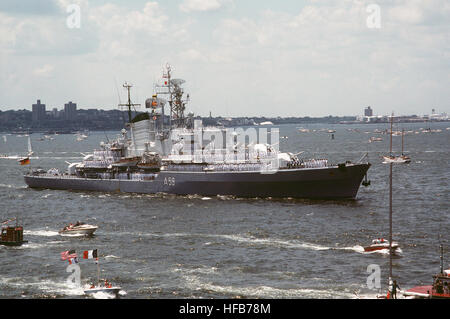 A starboard bow view of the German training ship FGS DEUTSCHLAND (A 59) passing in review during the International Naval Review celebrating the centennial of the Statue of Liberty. Deutschland A59 1986 NewYork Stock Photo