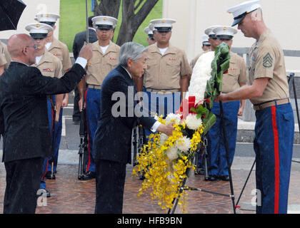 090715-N-2915M-085 HONOLULU, Hawaii (July 15, 2009) His Imperial Majesty Emperor of Japan Akihito lays a wreath during a ceremony at the National Memorial Cemetery of the Pacific, Punchbowl. The Emperor, and Empress Michiko, visited the site to honor those who sacrificed their lives in World War II. (U.S. Navy photo by Mass Communication Specialist 2nd Class Patrick Murray/Released) Emperor Akihito hawai 090715 Stock Photo