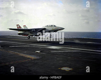 A US Navy (USN) F-14A Tomcat, Fighter Squadron 111 (VF-111), Sundowners, Naval Air Station (NAS) Miramar, California (CA), makes the first landing on the deck of the USN Nimitz Class Aircraft Carrier USS CARL VINSON (CVN 70) by Carrier Air Wing 15 (CVW-15). F-14A VF-111 landing USS Carl Vinson 1985 Stock Photo