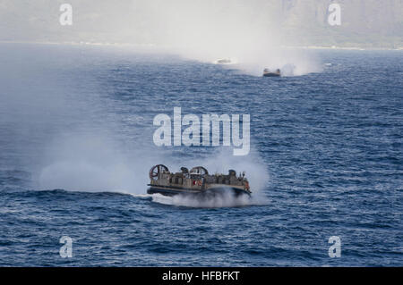 120801-N-SS993-250  PACIFIC OCEAN (Aug. 1, 2012) Landing crafts air cushion, assigned to Assault Craft Unit (ACU) 5, approach the amphibious assault ship USS Essex (LHD 2) during Rim of the Pacific (RIMPAC) 2012. Twenty-two nations, more than 40 ships and submarines, more than 200 aircraft and 25,000 personnel are participating in the biennial RIMPAC exercise from June 29 to Aug. 3, in and around the Hawaiian Islands. The world's largest international maritime exercise, RIMPAC provides a unique training opportunity that helps participants foster and sustain the cooperative relationships that a Stock Photo