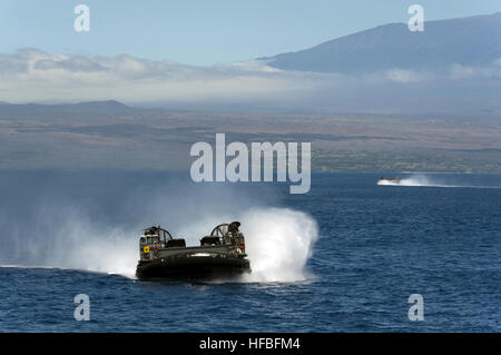 120724-N-SS993-200  PACIFIC OCEAN (July 24, 2012) Landing Craft Air Cushion (LCAC) 24, assigned to Assault Craft Unit (ACU) 5, approaches the amphibious assault ship USS Essex (LHD 2) during Rim of the Pacific (RIMPAC) 2012. Twenty-two nations, more than 40 ships and submarines, more than 200 aircraft and 25,000 personnel are participating in the biennial RIMPAC exercise from June 29 to Aug. 3, in and around the Hawaiian Islands. The world's largest international maritime exercise, RIMPAC provides a unique training opportunity that helps participants foster and sustain the cooperative relation Stock Photo