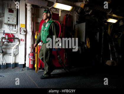 120622-N-NL541-032 PACIFIC OCEAN (June 20, 2012) Aviation Structural Mechanic 3rd Class Randolph Vazquez, assigned to the Vipers of Helicopter Anti-Submarine Squadron Light (HSL) 48, drags chains to the flight deck of the Oliver Hazard Perry-class guided-missile frigate USS Underwood (FFG 36) while troubleshooting an SH-60B Sea Hawk helicopter. Underwood is deployed to Central and South America and the Caribbean in support of Southern Seas 2012. (U.S. Navy photo by Mass Communication Specialist 2nd Class Stuart Phillips/Released)  - Official U.S. Navy Imagery - A Sailor drags chains to the fli Stock Photo