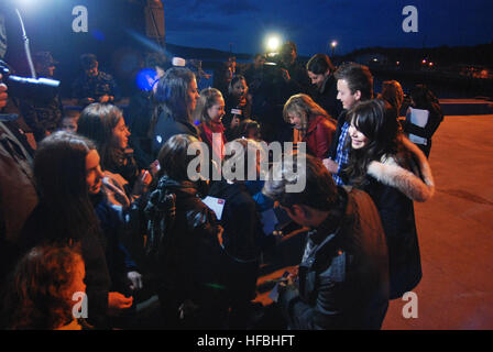 120111-N-OV358-120  GROTON:: Conn. (Jan. 11:: 2012) Cast members of Nickelodeon's TV show iCarly sign autographs and meet fans before touring the Los Angeles-class attack submarine USS Hartford (SSN 768) at Naval Submarine Base New London. The cast visited the base to show a special screening of an episode focusing on military family support. (U.S. Navy photo by Mass Communication Specialist 1st class Peter D. Blair/Released)  - Official U.S. Navy Imagery - Cast members of Nickelodeon's TV show iCarly sign autographs. Stock Photo