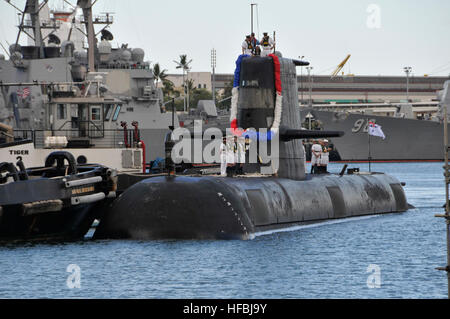 HMAS Farncomb (SSG 74), a Collins-class submarine of the Royal ...